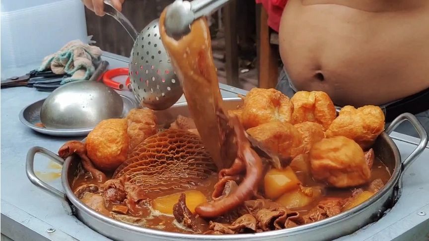 广州暴躁阿叔卖牛杂，与顾客一言不合就开怼，很多食客仍慕名而来