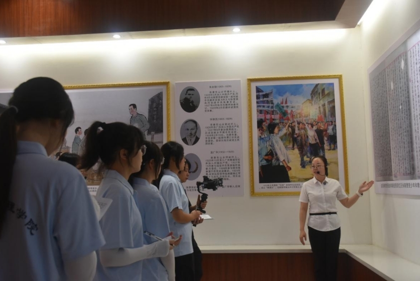 实践队在陈赞贤纪念馆驻足参观。