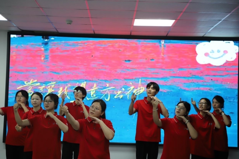 志愿者们现场手语表演。