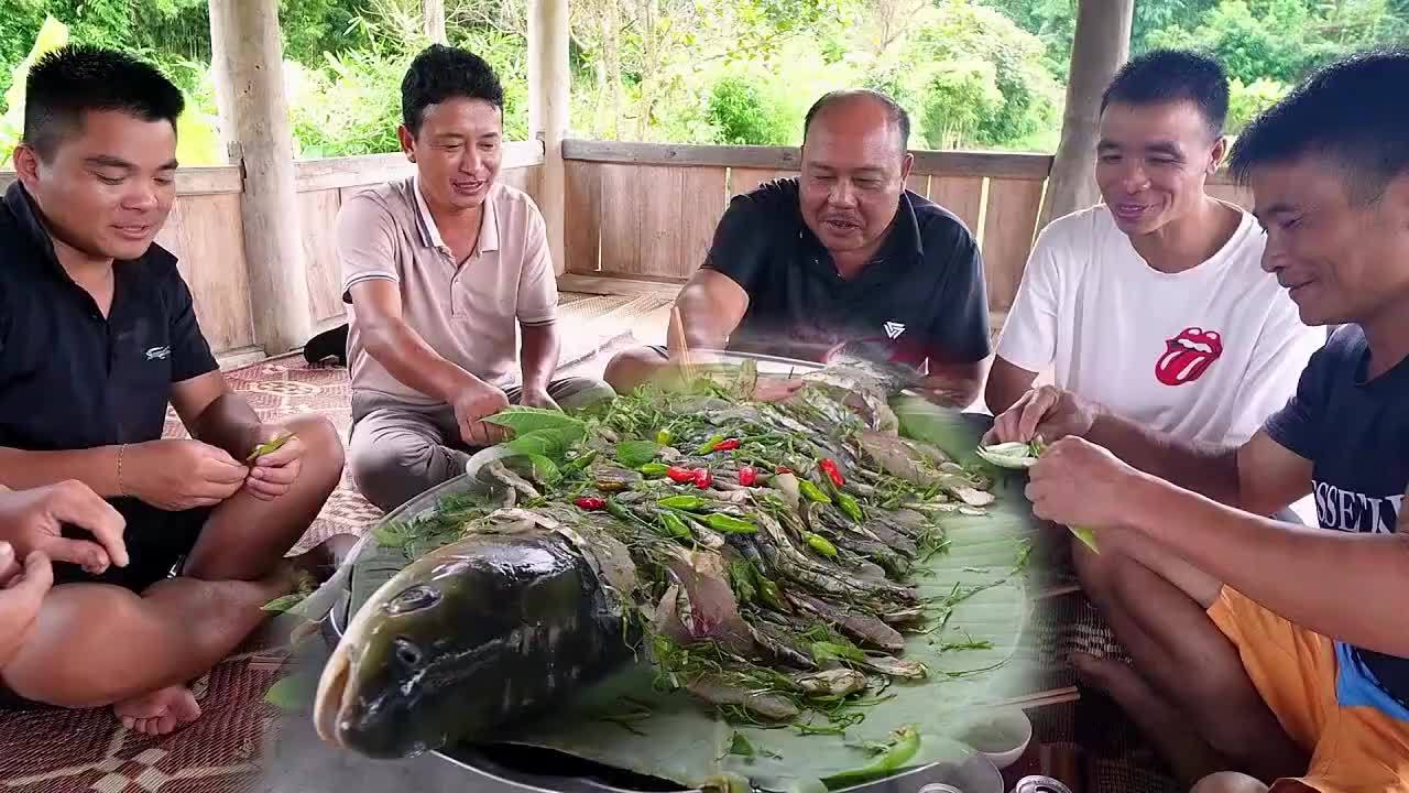 越南老表吃鱼生有多生猛？这种吃法真不可思议，大开眼界