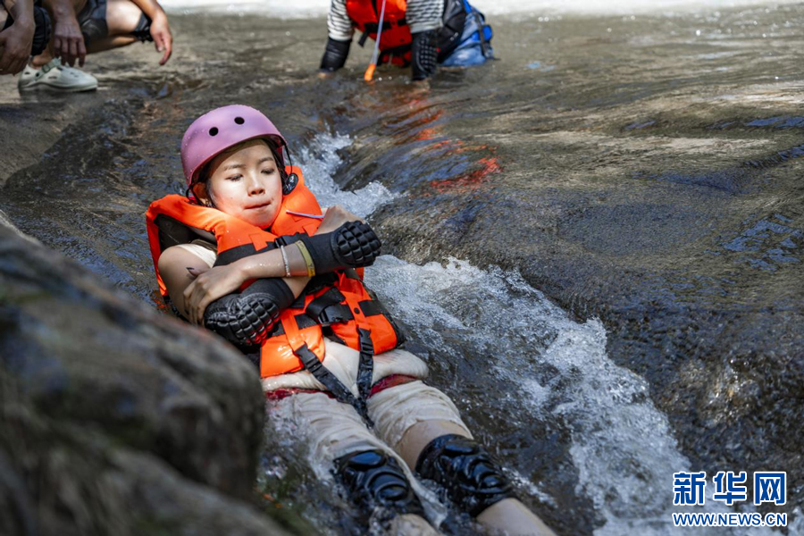 游客正在体验峡谷漂流。新华网发
