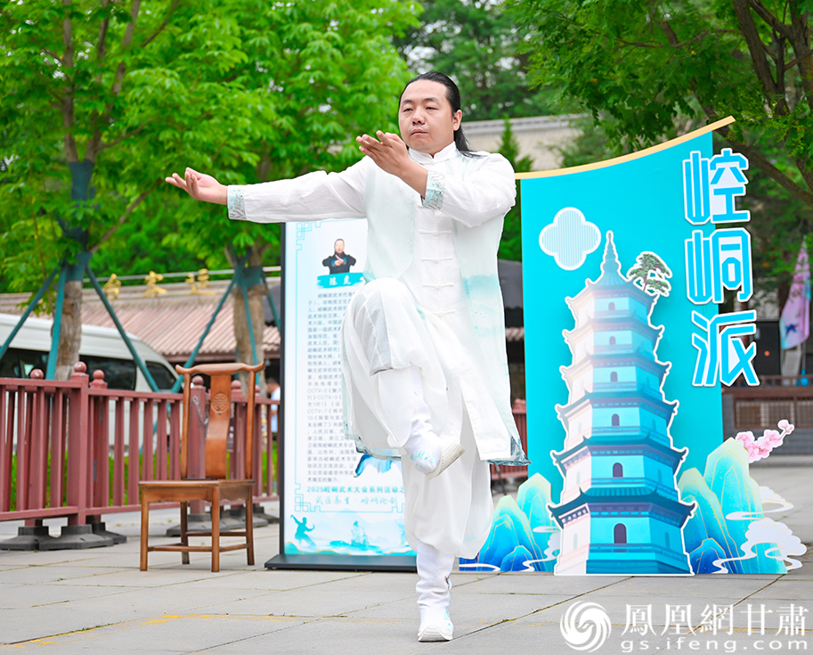 崆峒派武术代表性传承人陈虎展示功夫