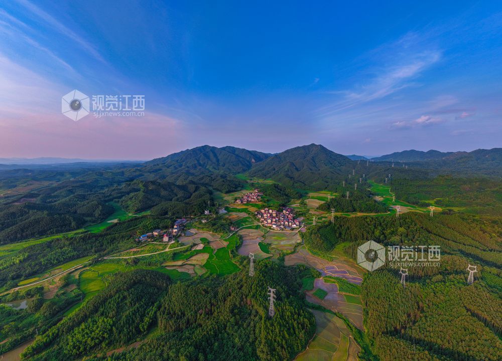 2025年7月15日在江西省吉安市峡江县覆箱峰拍摄的画面。