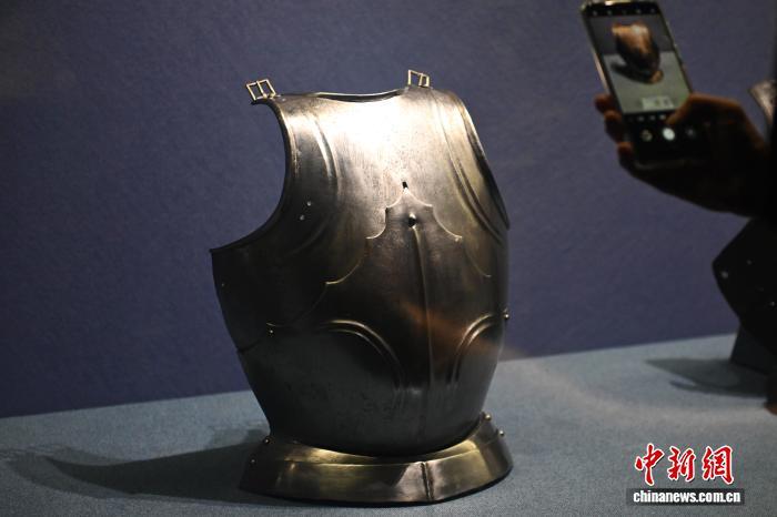 7月24日,在位于甘肃省兰州市的甘肃省博物馆内,游人拍摄胸甲。中新社记者 李亚龙 摄