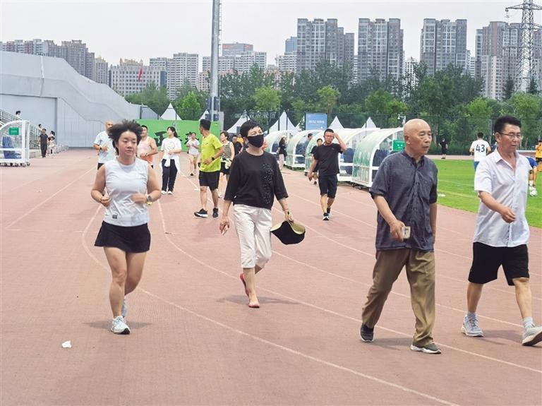 市民在奥体中心外场运动