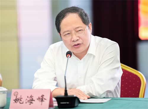 省政府教育督导专员、新任校党委书记姚海峰作表态发言