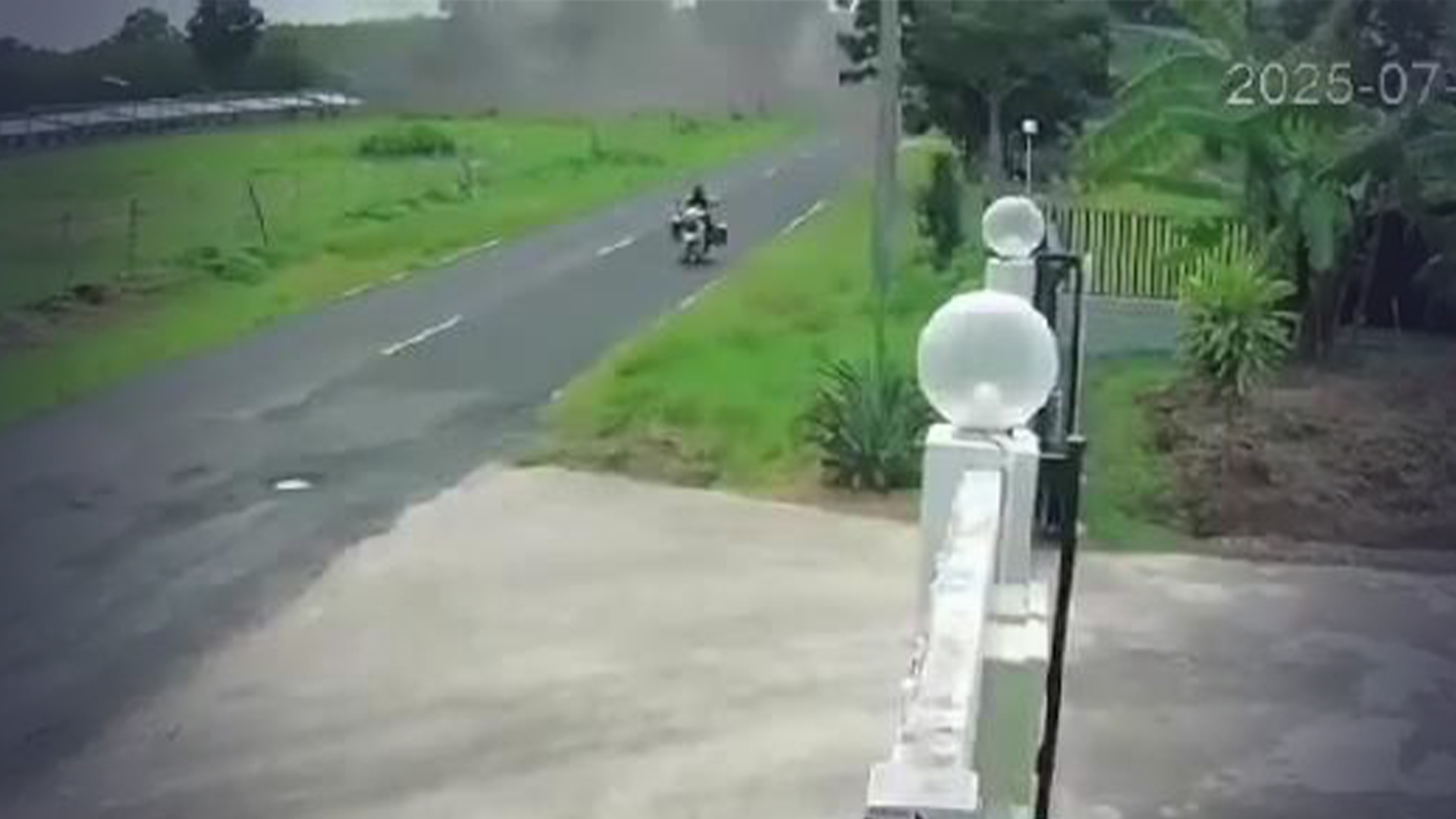 泰国一快递员冒死穿越柬埔寨炮火送货上门：身后爆炸浓烟升起