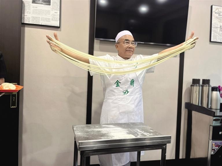 马文斌展示牛肉面拉面技艺