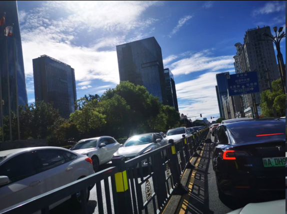 △世贸路拥堵 贾涛 摄