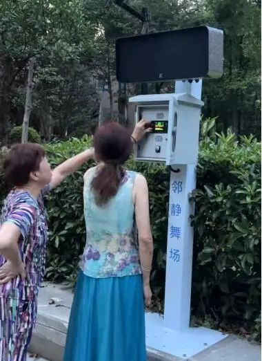 阿姨正在使用“声帘定向音响”准备跳广场舞。图/九派新闻实习记者 彭子茜