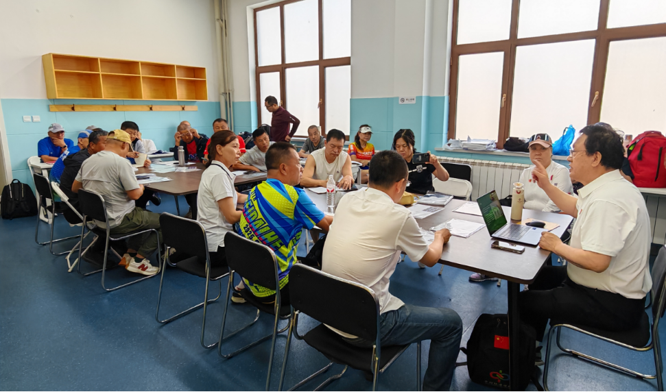 (国际级速滑裁判蒙猛进行课堂教学)