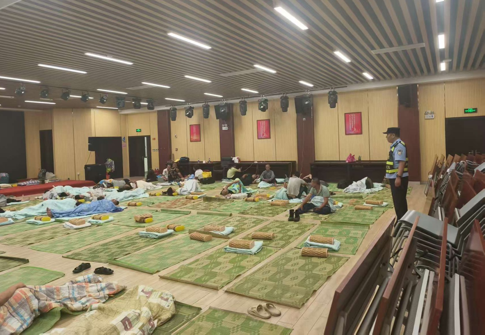 街头清障、群众安置、隐患排查 珠海公安坚守台风一线护卫平安
