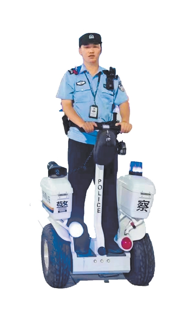 周口市淮阳区公安局北关派出所民警驾驶警用巡逻平衡车巡逻。杨奇龙 摄