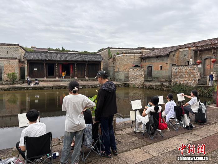 7月9日，江西省抚州市金溪县竹桥村迎来了一批写生的学生。李韵涵 摄