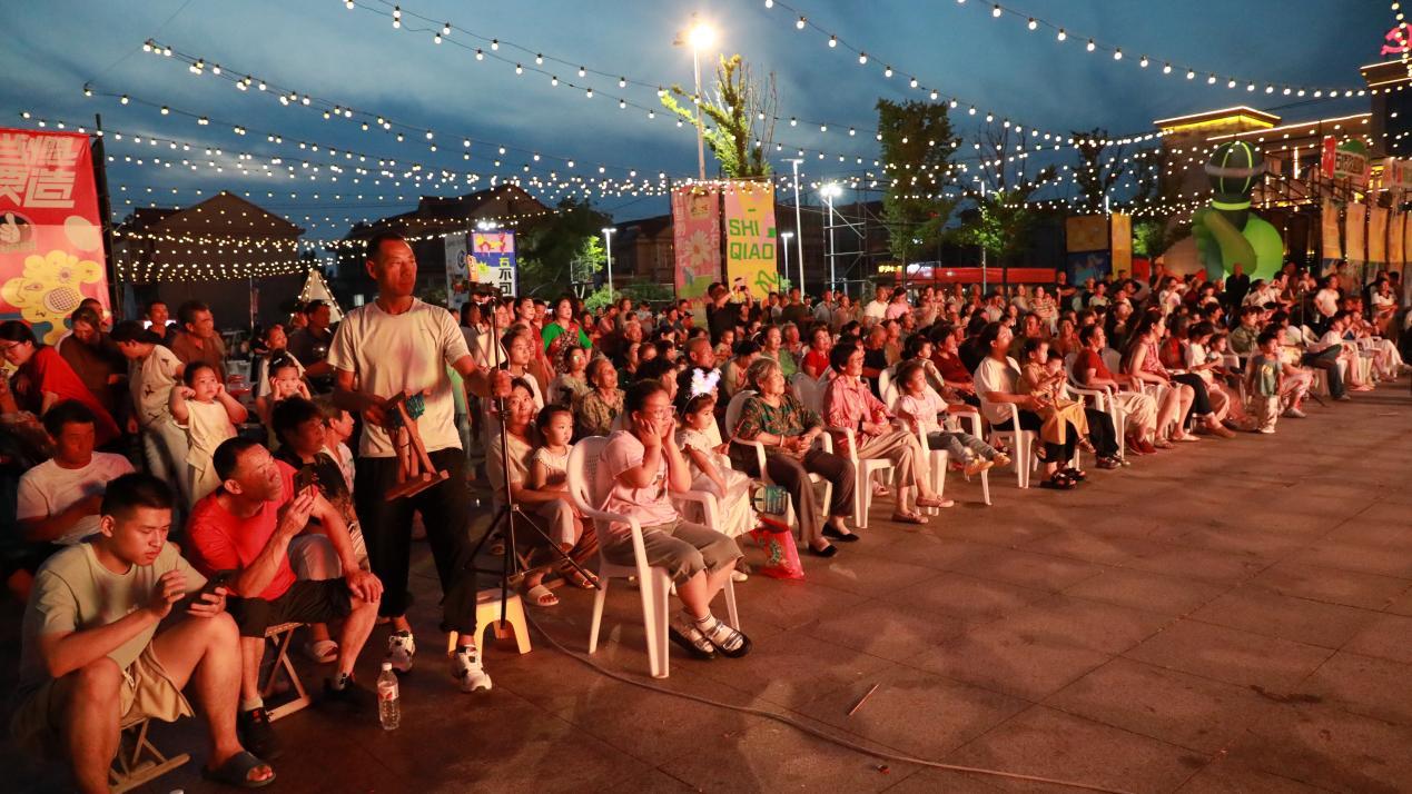 （原图为石桥镇“点亮星夜”文明市集现场）