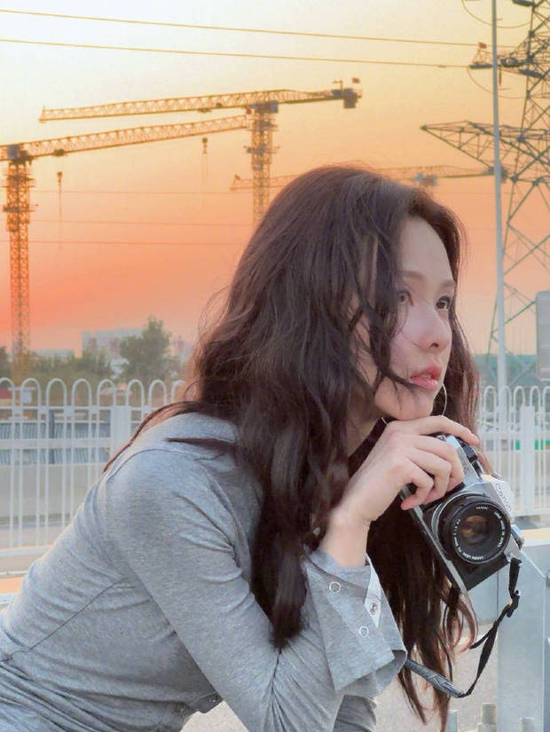 陈都灵卷发自然慵懒。