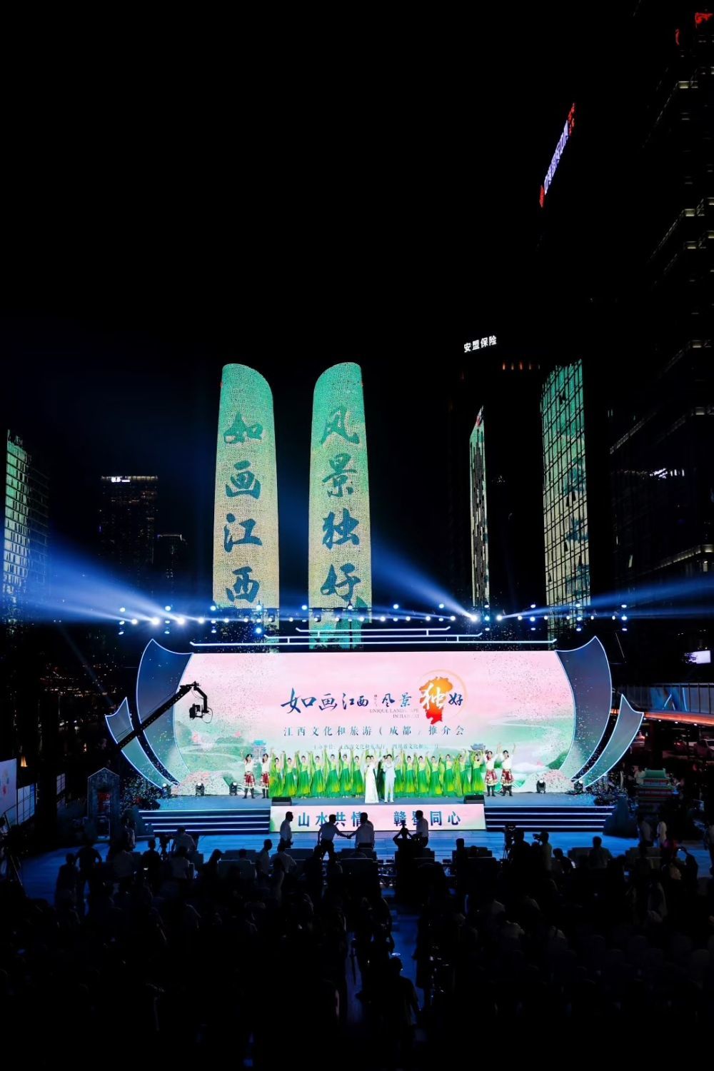 7月19日晚，成都與南昌雙子塔跨越千里同步點亮“如畫江西 風景獨好”主題燈光。江西省文化和旅游廳 供圖