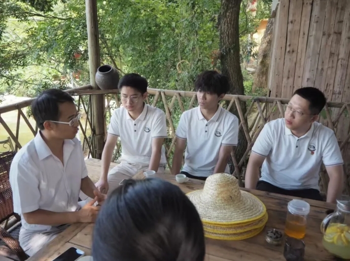 实践队交流座谈共述新农人的故事。