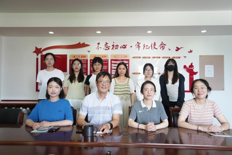 图为团队成员与海盐非遗保护中心干部访谈后合影