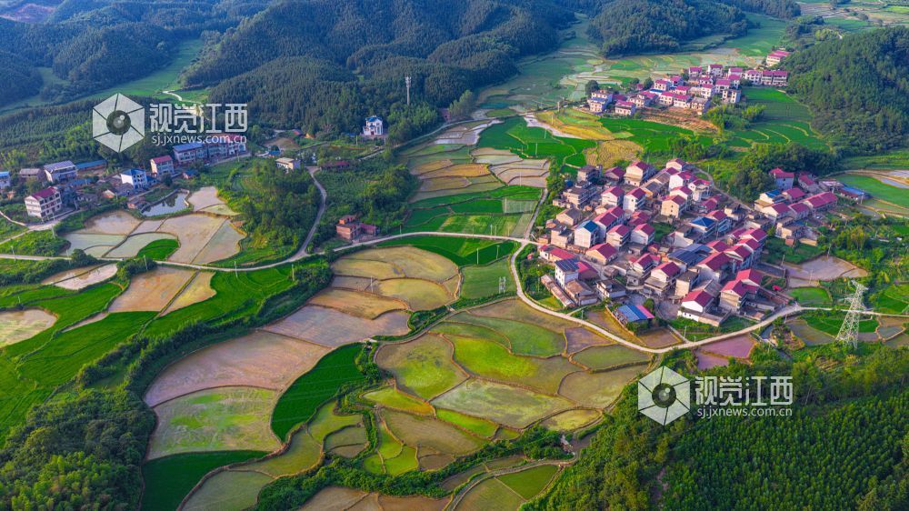 2025年7月15日在江西省吉安市峡江县覆箱峰拍摄的画面。