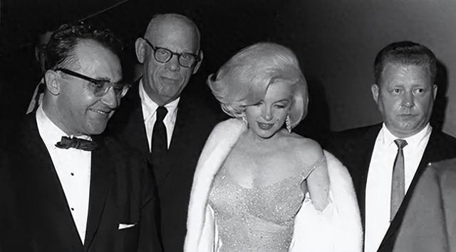 肯尼迪的两个情东谈主：赫本一世被呵护，梦露被嘲谑到死，差距太大了