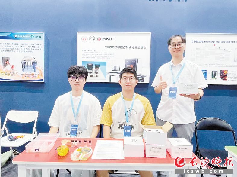 梁邦朝（右一）与团队骨干在一起推广产品。长沙晚报通讯员 胡谦供图