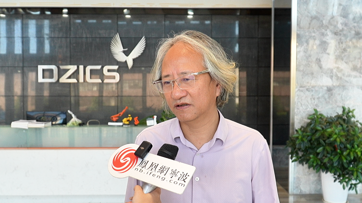 图为公司董事长戴翔接受凤凰网宁波采访