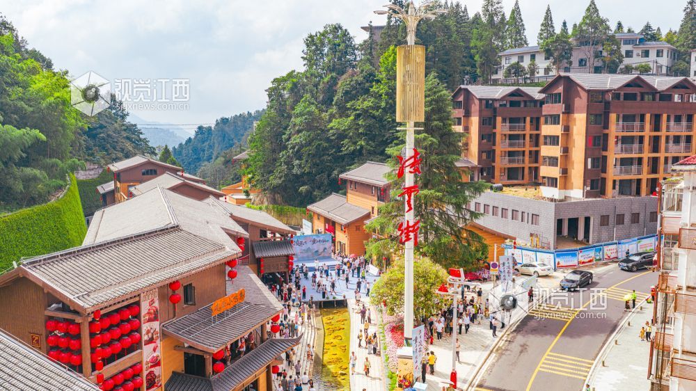 2025年7月19日在江西省井冈山景区凌云街拍摄的画面。