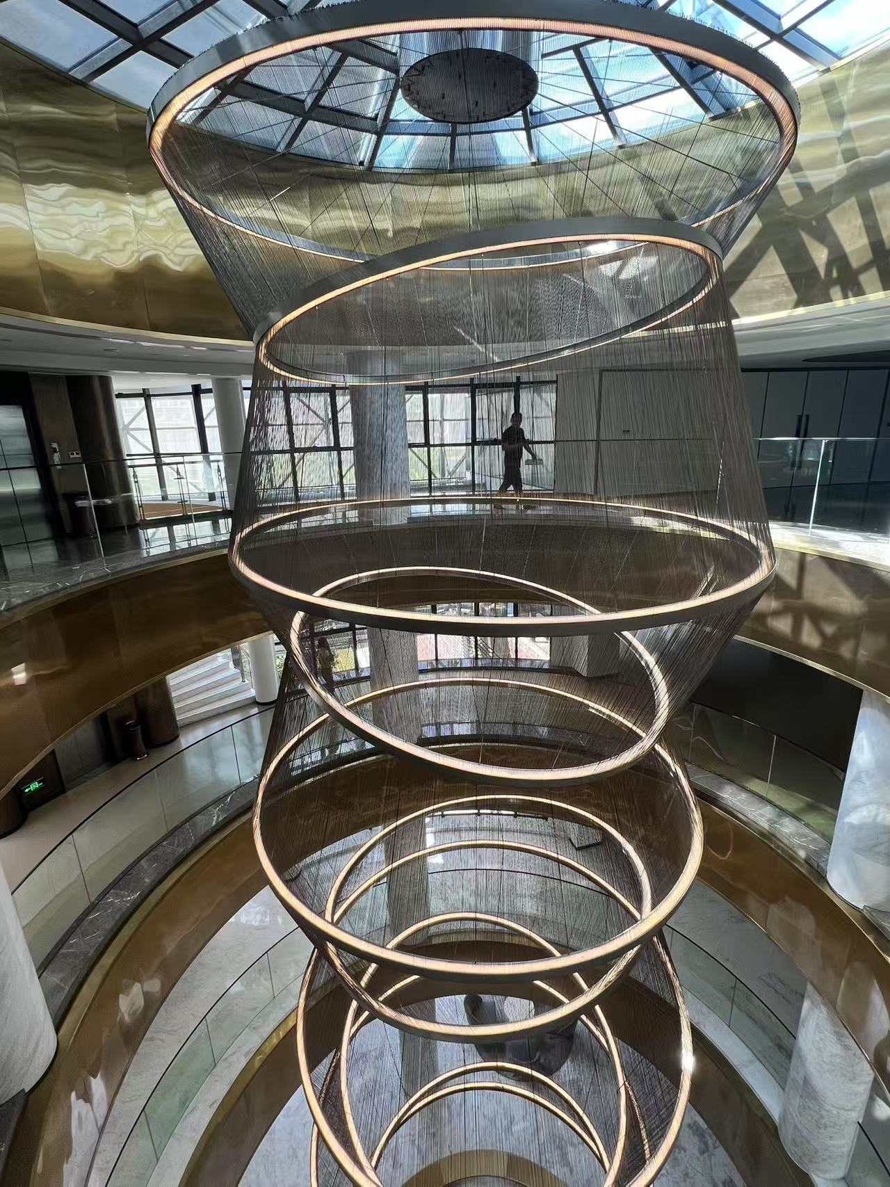 图为企业中庭内景