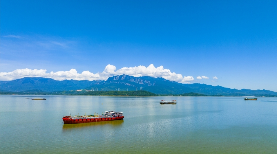 庐山云雾升腾，如同戴上了银色的顶冠。