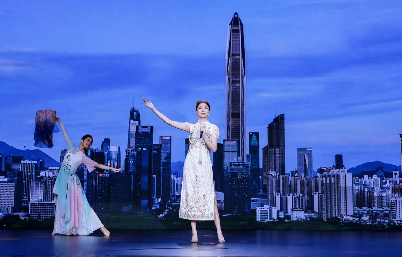 ▲澳门青年歌手郑心悦演唱《濠江映》