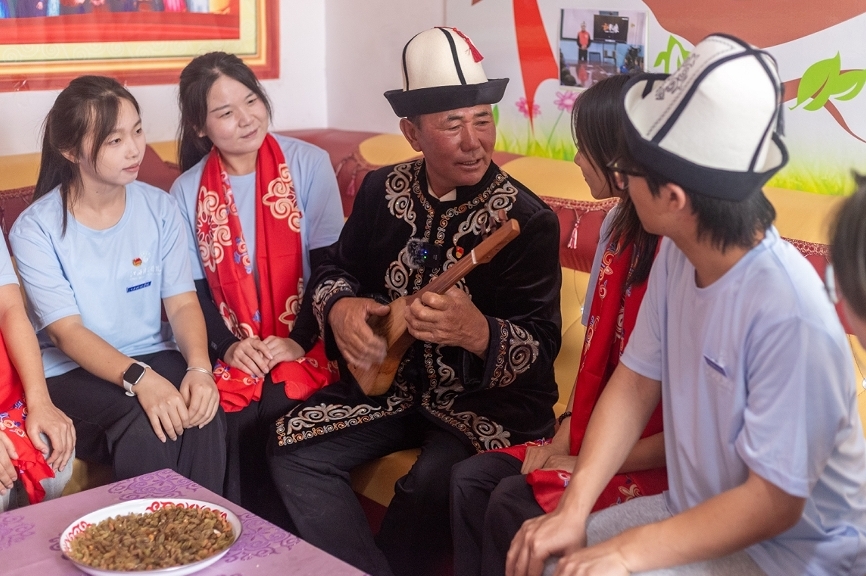 “党徽大叔”给实践服务队讲思政课。