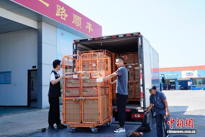 工作人员在服务区物流中转点中转快递。 刘子聪 摄