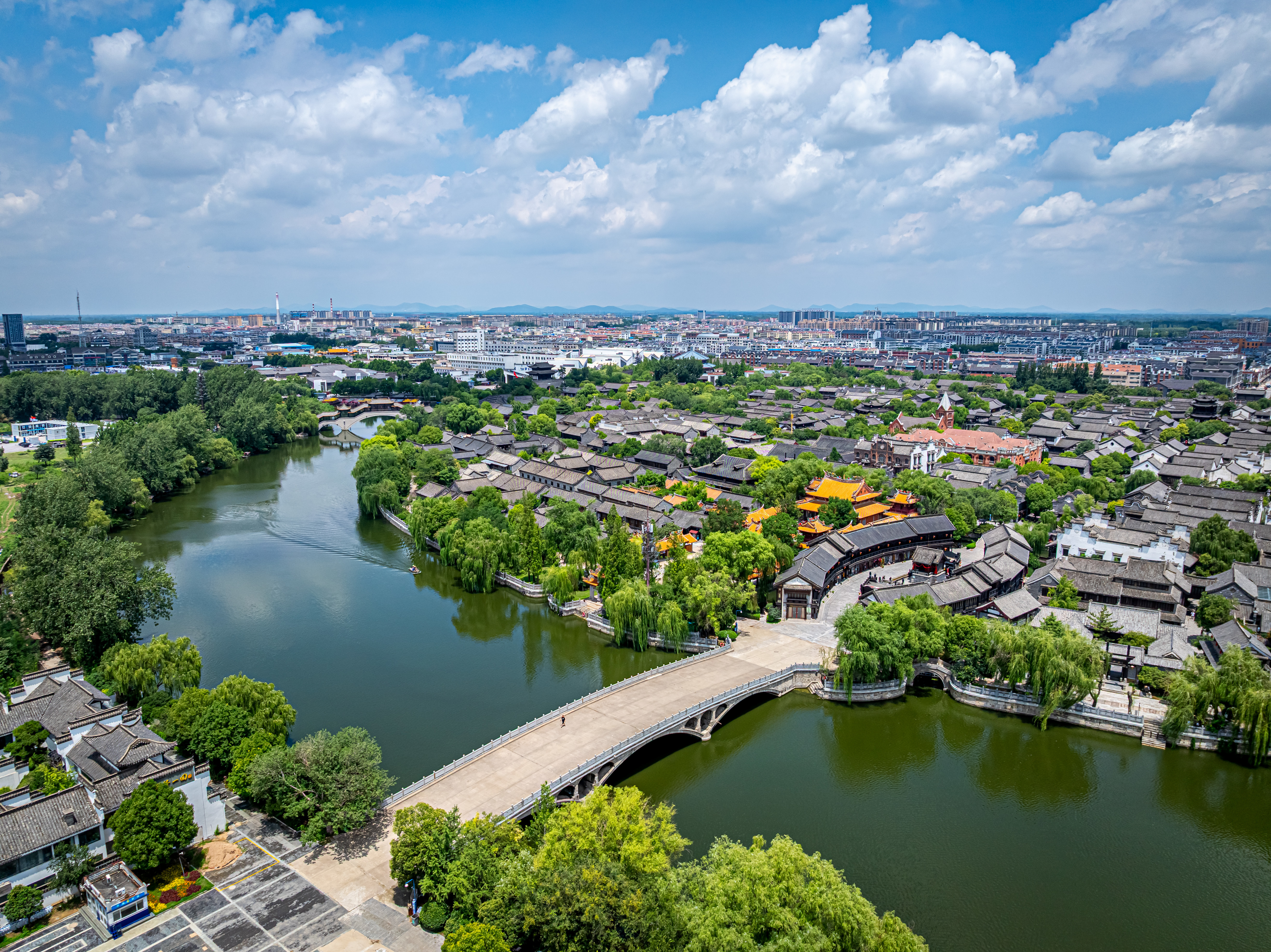 古城云景如画，分外壮美。新华网发（孔闯 摄）