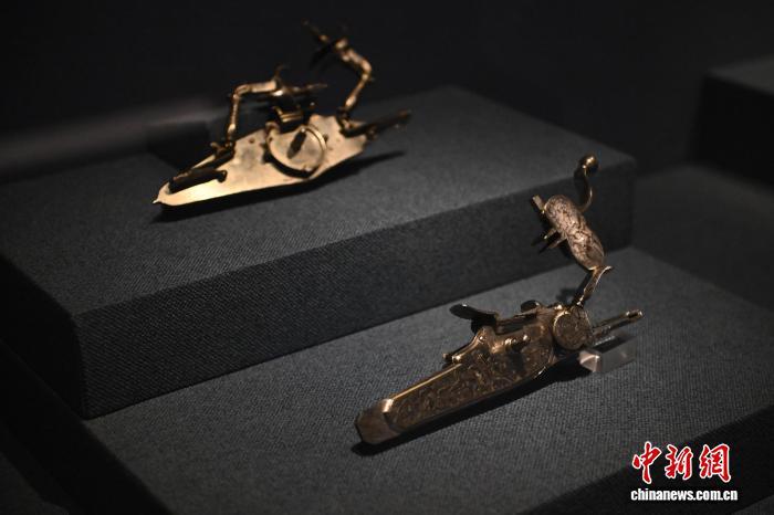 7月24日,在位于甘肃省兰州市的甘肃省博物馆展陈的骑士纹火枪发射机构。中新社记者 李亚龙 摄