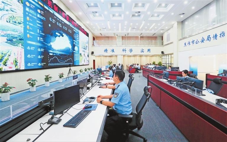 7月10日,焦作市公安局情指行一体化中心民警借助数据信息,精准处置各类警情。 陈少杰 摄