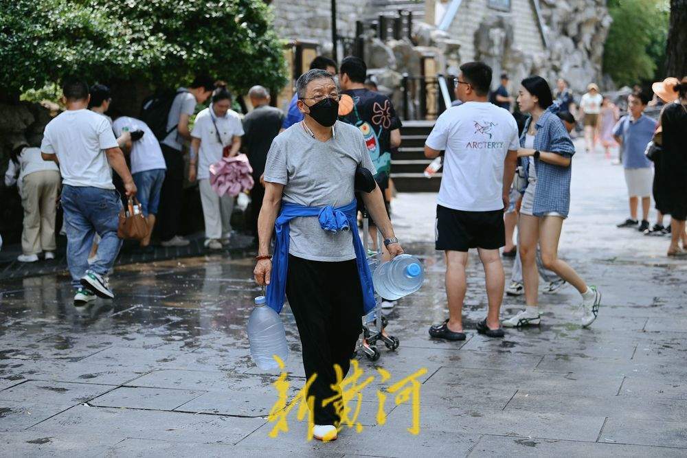一年四季 泉在济南丨“三伏天”来了 入伏首日游客济南泉畔纳凉