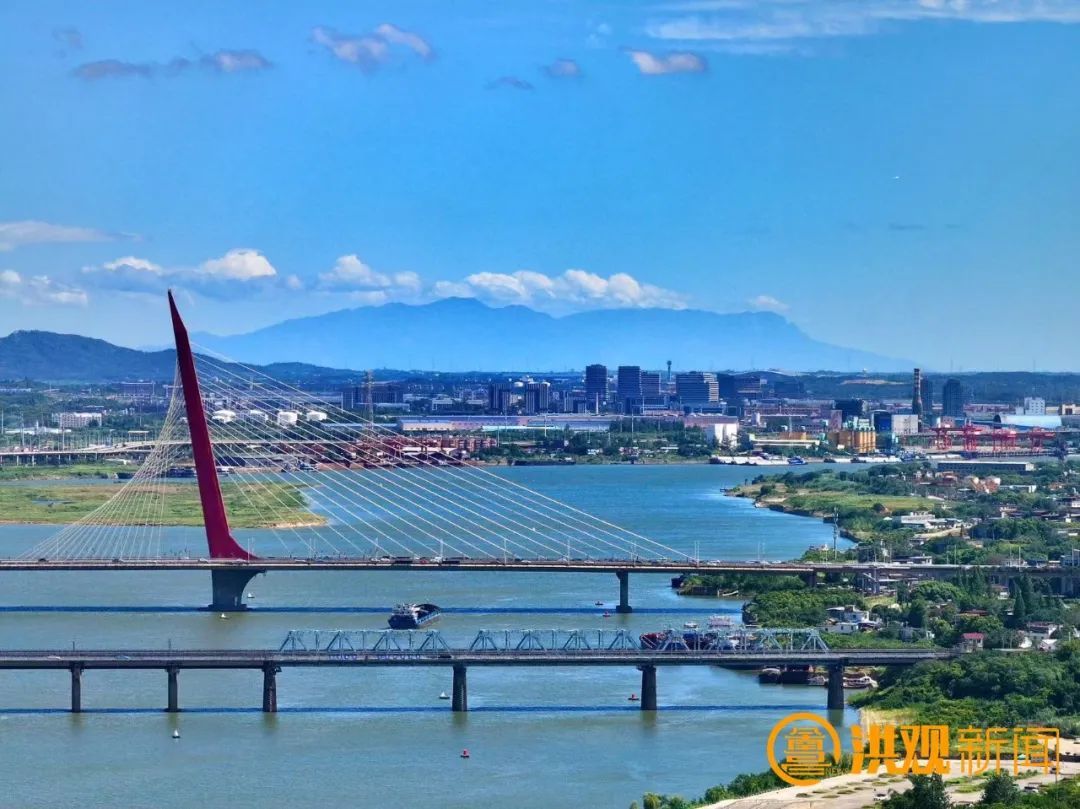 南昌航拍新发现:庐山与赣江英雄大桥同框成景(图)