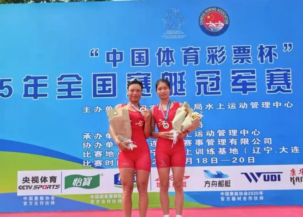 （右边：谢伶俐）