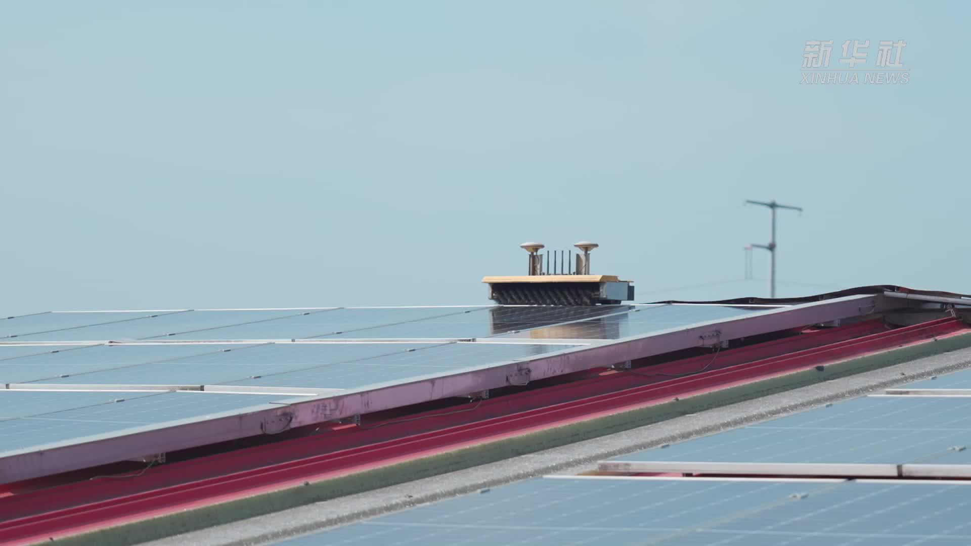 湖北咸宁：光伏清洁正当时 智能机器人“上大分”