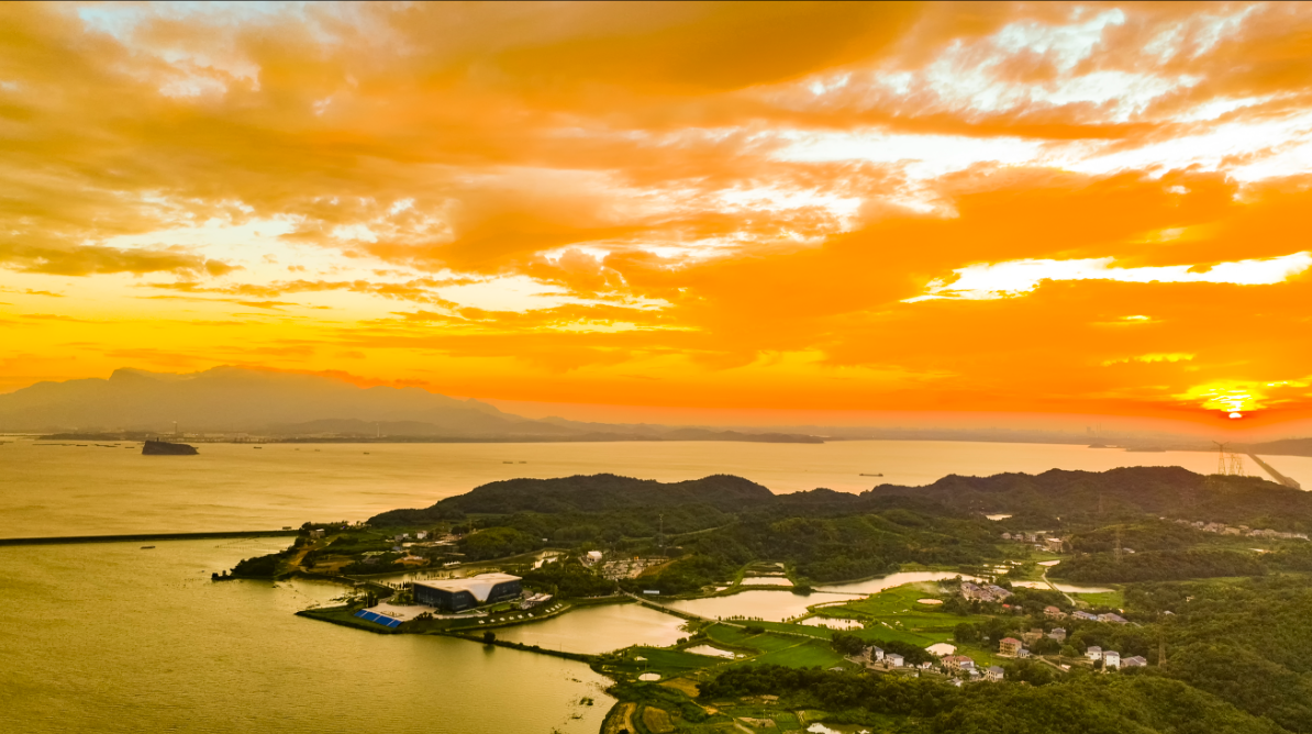 7月25日，鄱阳湖湖口水域出现唯美晚霞。（李学华 摄）