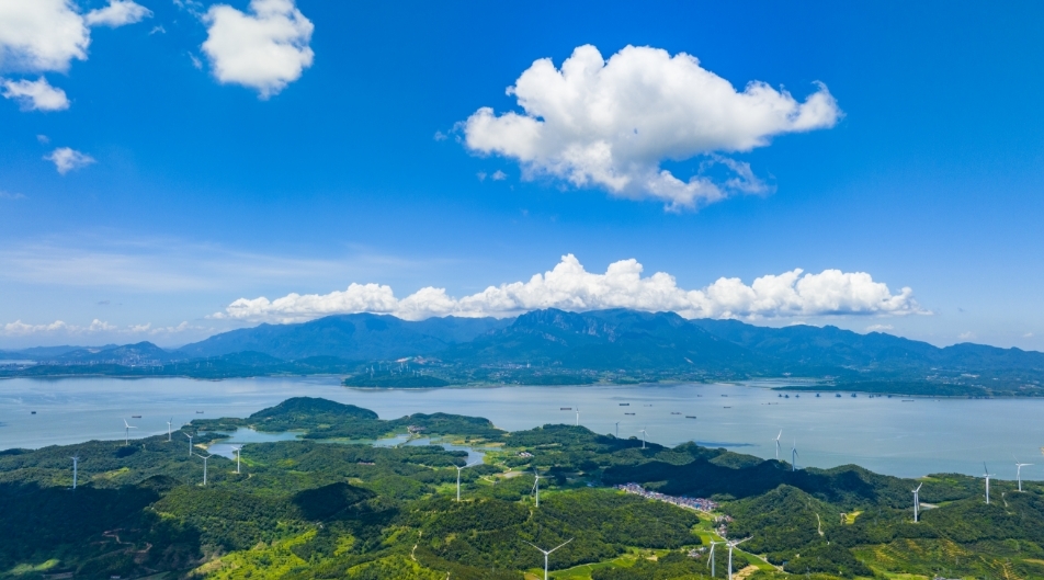 浩渺鄱湖、巍巍庐山、山乡村野相映成景，构成一幅生机勃勃的盛夏画卷。