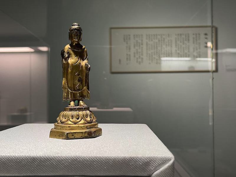 展览现场,唐代鎏金铜佛立像。