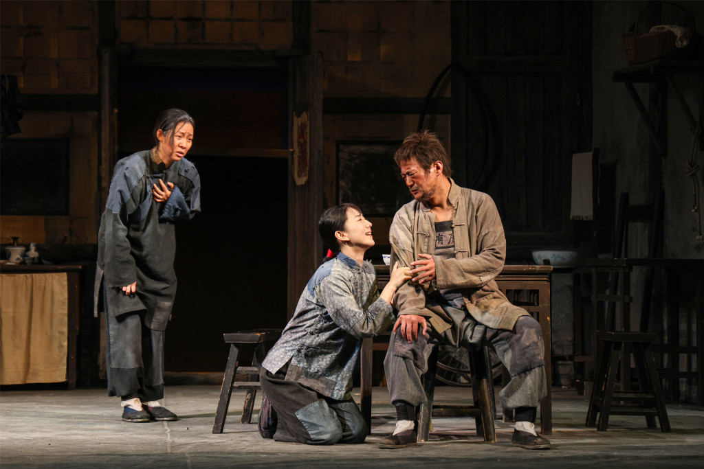 本轮演出剧照 刘辉（右）饰演老马、陈红旭（中）饰演小福子