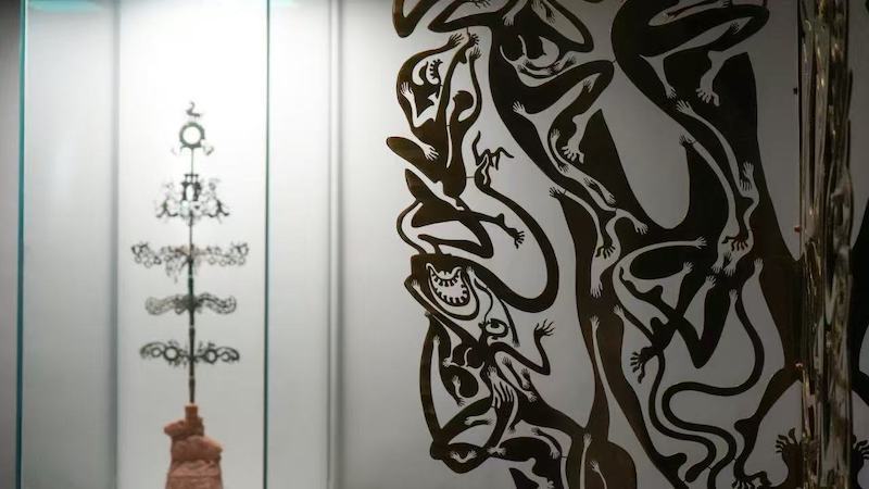 展览现场,摇钱树与艺术家邬建安《白日梦》。