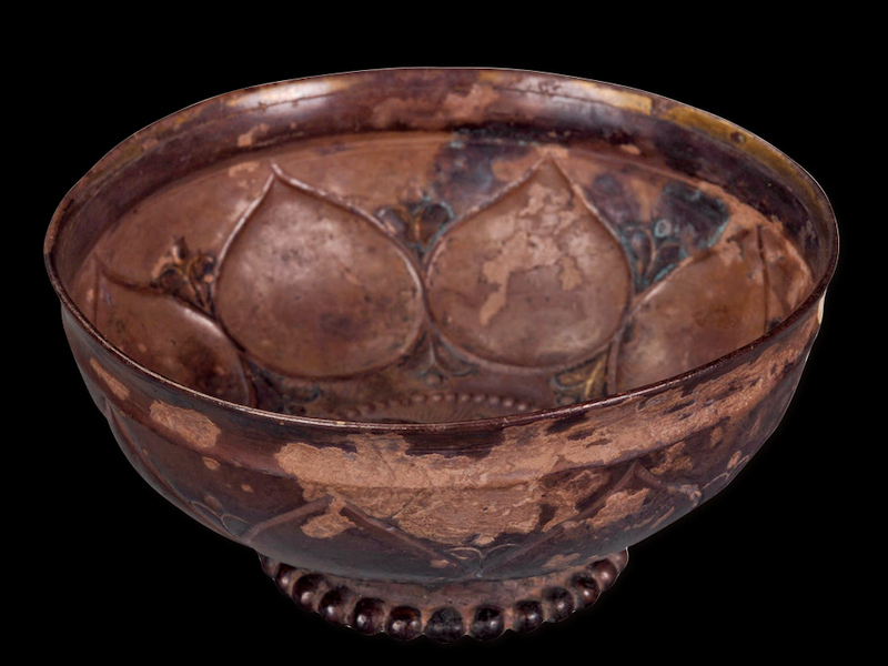 镀金口三鱼莲瓣纹银碗，唐，武威市博物馆藏。