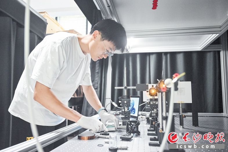 在岳麓山工业创新中心平面光学先进设计制造实验室,科研人员正在检测平面光学透镜性能。长沙晚报全媒体记者 余劭劼 摄