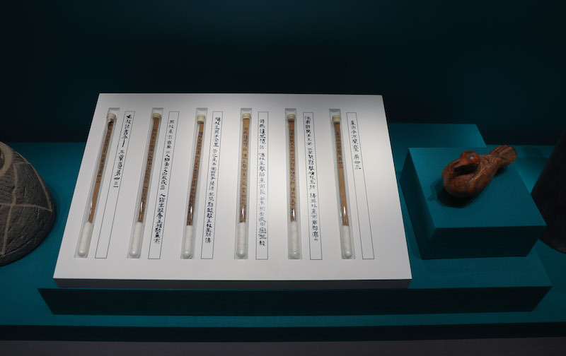 王杖诏书令册简（左）与彩绘漆木鸠（右），武威市博物馆藏。