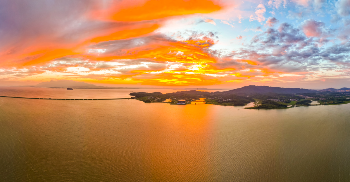 7月25日，鄱阳湖湖口水域出现唯美晚霞。（李学华 摄）