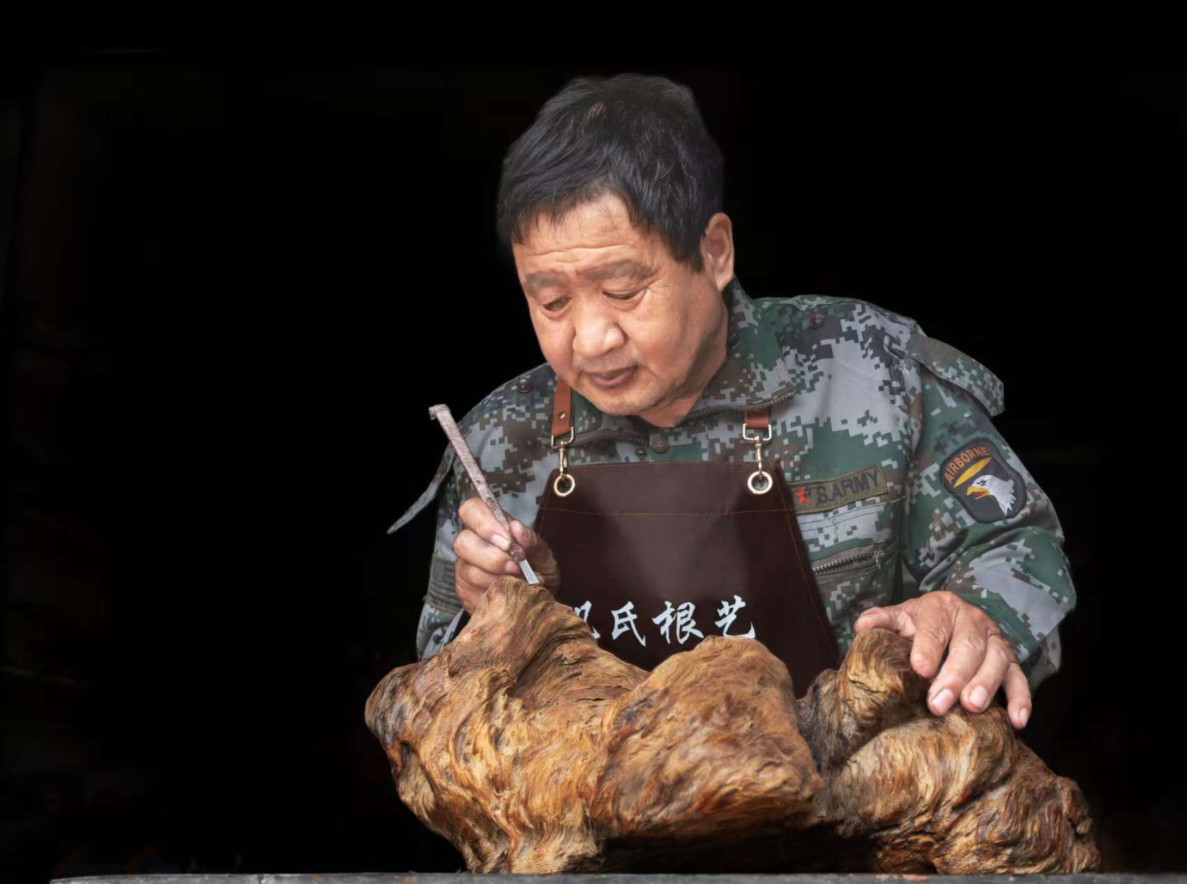 青岛乡里乡亲 | 匠心铸艺魂,巩振新的根雕人生